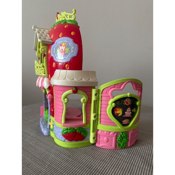 Strawberry Shortcake Bitty Berry Market Doll House Hasbro 2010 - Picture 2 of 8